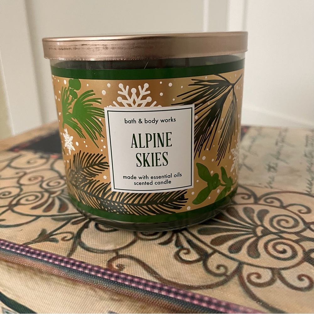 Bath & Body Works Alpine Skies Three Wick Scented Candle - Picture 3 of 9